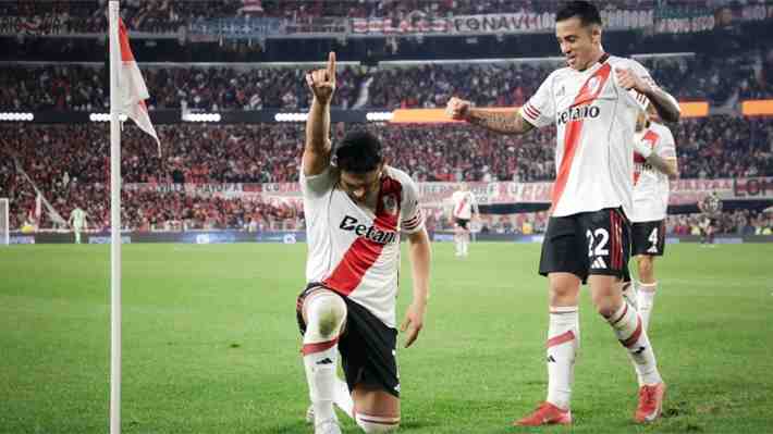 Maxi Salas, ex Palestino, debuta con gol en River tras su polémico fichaje y sorprende con homenaje al "Matador": Mira las imágenes