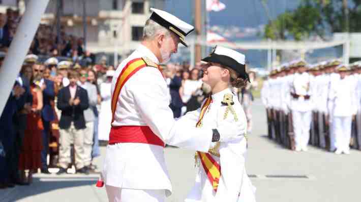 Princesa Leonor termina su formación naval y es condecorada por su padre, el rey Felipe VI