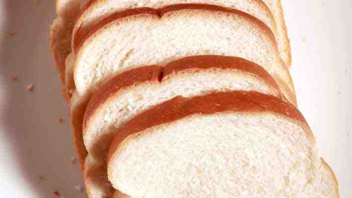 Por denuncias de contaminación y mal estado en productos: Sernac oficia a reconocida marca de pan