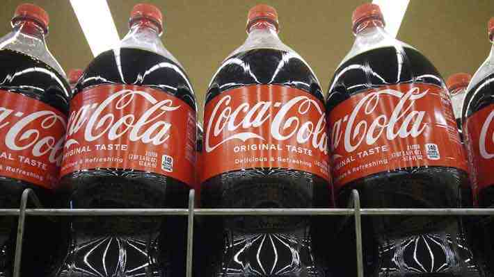 El trasfondo de la jugada de Trump por cambiar un ingrediente clave de Coca-Cola en EE.UU.