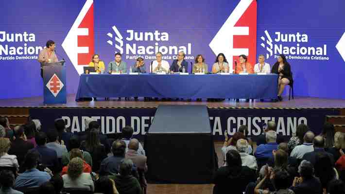 Cálculos, amenazas, cartas y renuncias: El enredo en la DC por el eventual apoyo a Jara ad portas de su Junta Nacional