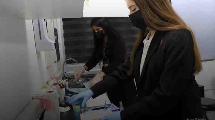 Clausuran clínica dental en Santiago: Detienen a tres extranjeros por ejercicio ilegal de la profesión