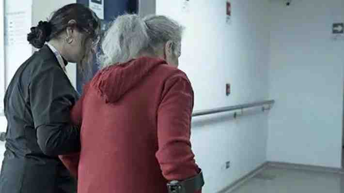 Más de 800 adultos mayores con alta médica no pueden egresar de hospitales por falta de redes de apoyo