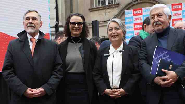 El incómodo Escobar: El ruido que generó el "reseteo" del economista al sueldo vital y el perfil "socialdemócrata" de Jara