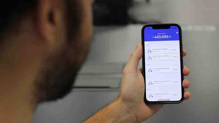 "Zona gris": Fintech recibe quejas por retener dinero de clientes apelando a "seguridad" y abre discusión legal