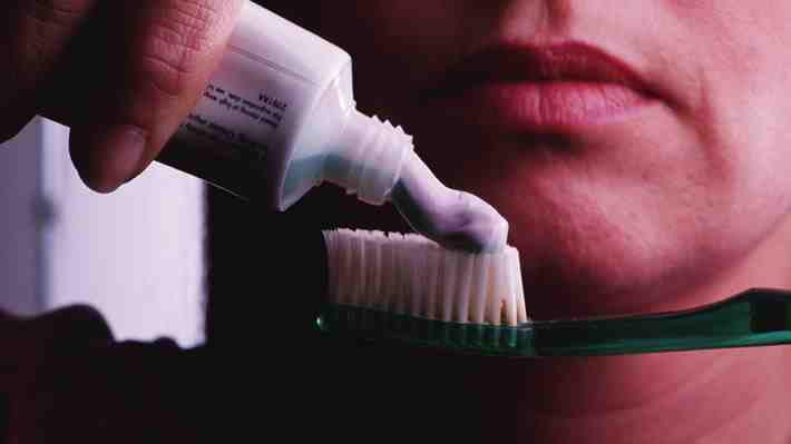 Colgate retira del mercado chileno una de sus pastas dentales por posibles riesgos a la salud