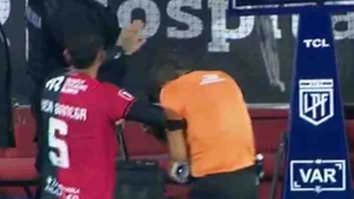 Escándalo en el fútbol argentino: Árbitro fue agredido con un proyectil cuando iba a revisar una jugada en el VAR