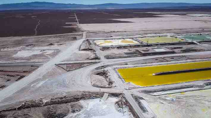 ¿Qué gana Chile?: Expertos calibran el impacto del cierre de una gigantesca mina de litio china