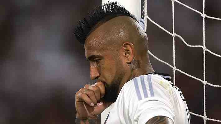 "Por ningún motivo le renovaríamos, pero...": La tensión en ByN por la continuidad de Arturo Vidal en Colo Colo