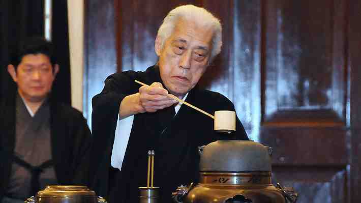 Preparó tazas para la reina Isabel II y otros líderes: Sen Genshitsu, gran maestro del té en Japón, muere a los 102 años