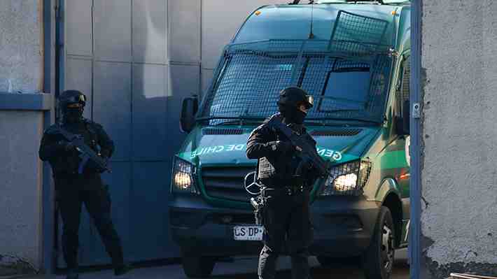 Fugas, liberaciones erróneas y sin director titular: El complejo momento de Gendarmería 