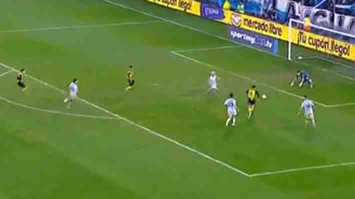 "Héroe": Mira la agónica doble atajada con que Arias salvó a Racing en la Libertadores y la decisión del DT que desató un tremendo enojo del arquero