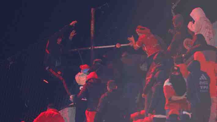 Operativo conjunto y sanciones a hinchas: Las exigencias del Gobierno de Milei a Chile tras incidentes en partido de la U