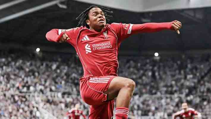 Quién es Rio Ngumoha, el niño de 16 años que asombró en la Premier con un golazo para el triunfo del Liverpool
