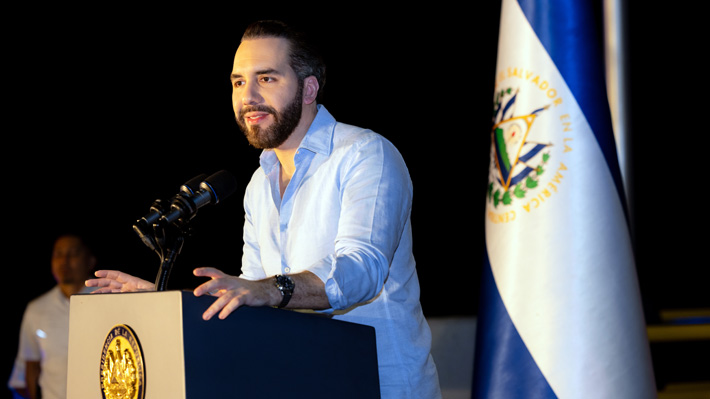 Polémica en El Salvador: ¿Disciplina Escolar o Militarización? La Respuesta de Bukele ante la Crítica