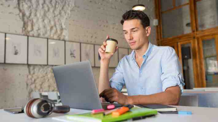 Jóvenes de la Generación Z abandonan las empresas por motivos que las obligan a replantearse: ¿Qué los hace renunciar?