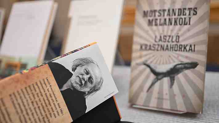 Cinco novelas y un libro de relatos para conocer a László Krasznahorkai, Nobel de Literatura 2025: ¿Están en Chile?