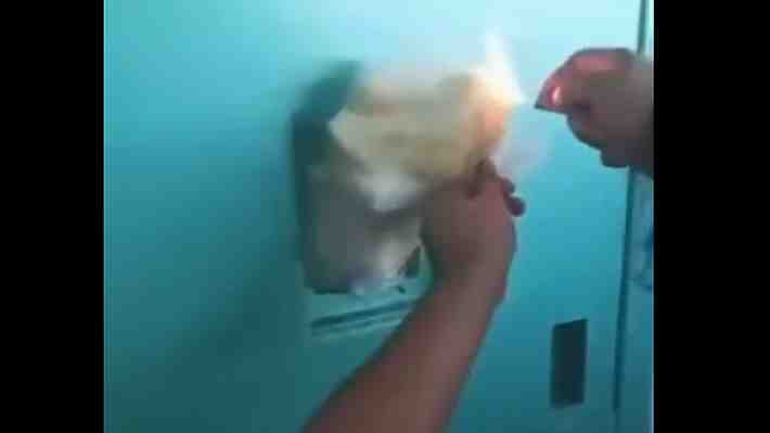 Video: Reos intentan agredir a imputados por muerte de menor en Recoleta y prenden fuego a su celda