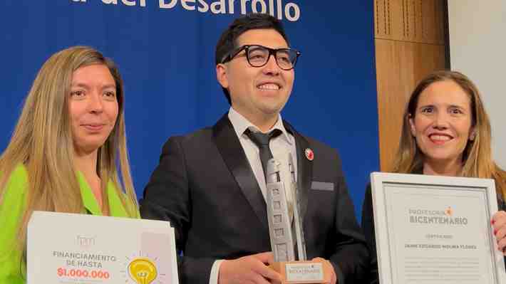 Docente de Mulchén que ideó campeonato de matemáticas recibe premio &#34;Profesor Bicentenario 2025&#34;