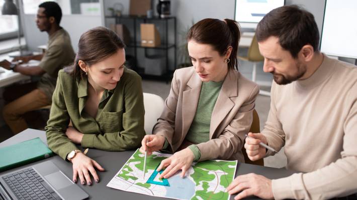 Pensamiento crítico, IA y aprendizaje permanente: Estas son algunas de las habilidades que marcarán el mercado laboral en 2030