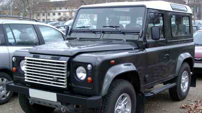 Hace 10 años compró 240 Land Rover Defender antes de su retirada y hoy tiene un negocio millonario