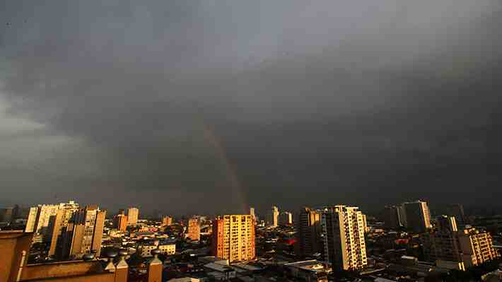 ¿Vuelve la lluvia? Meteorología emite aviso por probables tormentas eléctricas para zona central del país