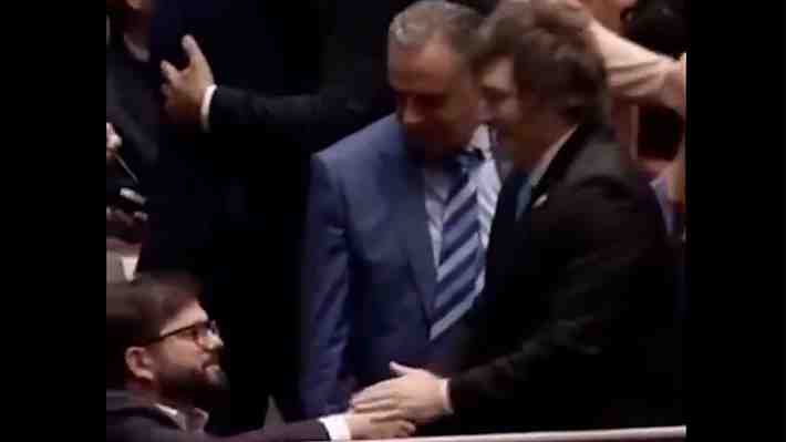 "Una vergüenza" y "demuestra su falta de educación": Oposición arremete contra Boric por frío saludo a Milei