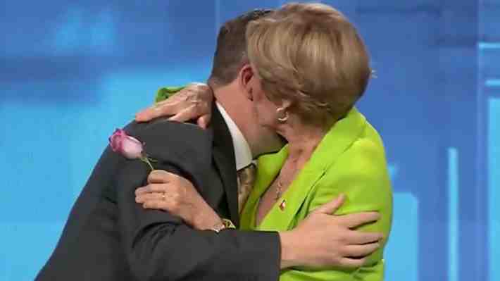 En medio del minuto de cierre del debate, Kaiser felicita a Matthei por su cumpleaños y le da una rosa