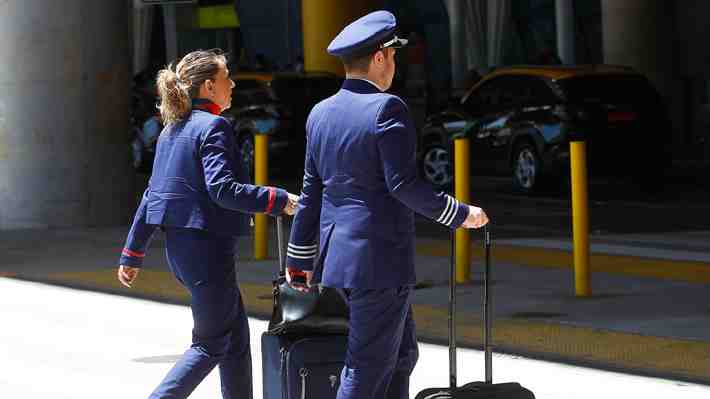 Huelga en Latam: ¿Cuánto ganan los pilotos de aerolíneas comerciales en Chile?