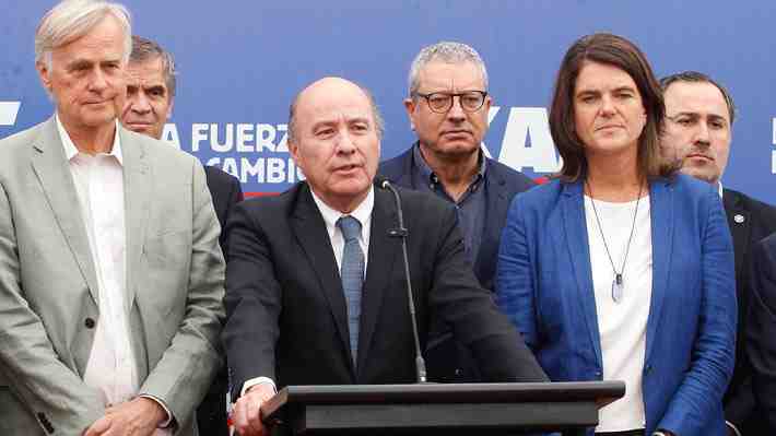 Líder económico de Kast dice que se reunirá con Parisi y responde a Jara: "Es una persona desesperada"