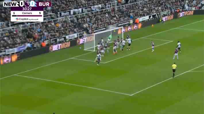 "Para cerrar el estadio": Mira el golazo olímpico que impacta en la Premier League