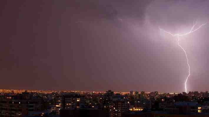 Emiten aviso por probables tormentas eléctricas para ocho regiones de la zona centro-sur del país