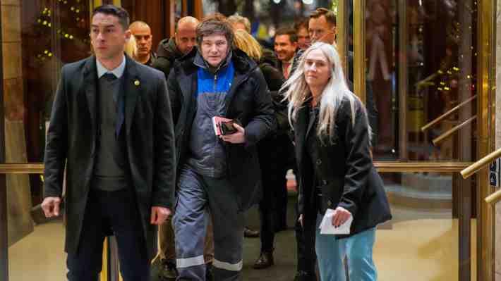 En la previa a la ceremonia del Nobel de la Paz, Milei llega a Noruega vestido con overol de YPF