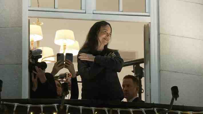 María Corina Machado llega a Oslo y hace su primera aparición pública en más de once meses