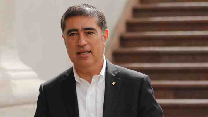 "Lanzó una mentira": Desbordes emplaza a Jara a disculparse con funcionarios de Santiago por "fake news" sobre tag