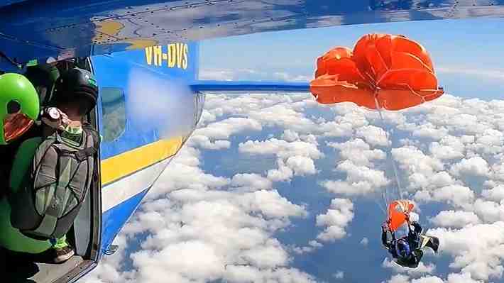 Video: Paracaidista queda colgando de la cola de un avión en Australia: &#34;Situación única y extrema&#34;