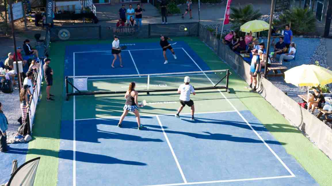 Con Farkas apostando y las reservas casi duplicándose: La fiebre del pickleball empieza a contagiar a Chile