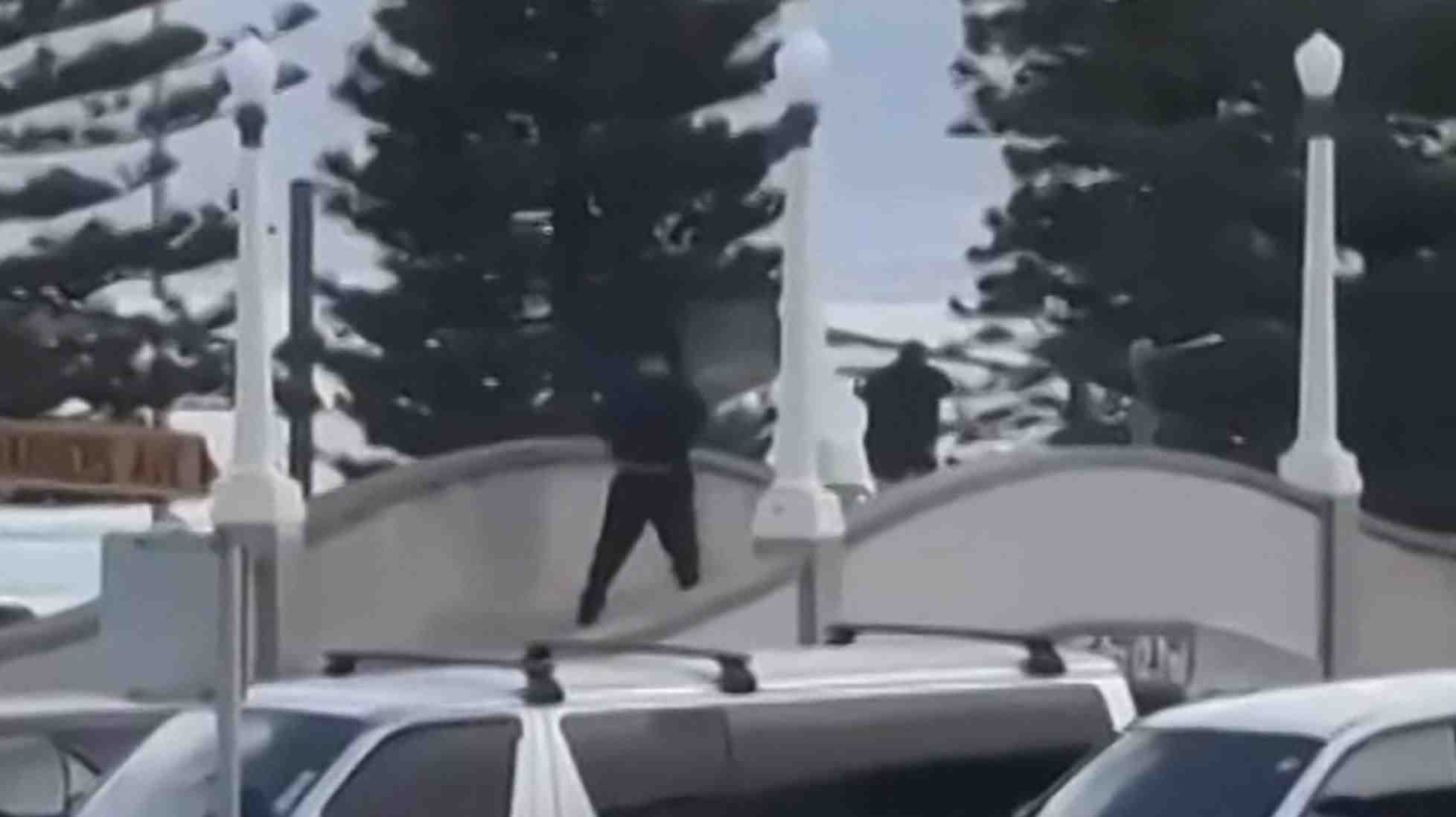 Ataque terrorista en Australia: Video muestra cómo un hombre logró desarmar a uno de los atacantes