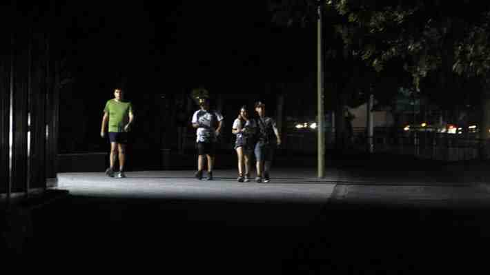 Reportan masivo corte de luz en la Región Metropolitana: Más de 29 mil clientes están sin suministro