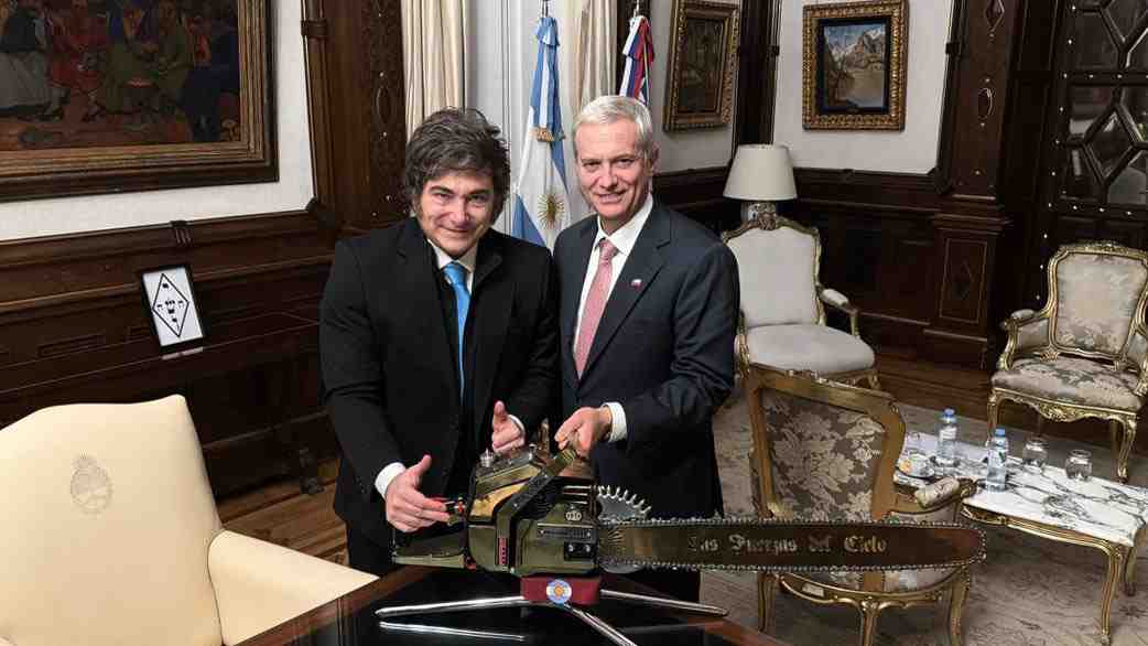 Video | Posando con la motosierra: Kast y Milei celebran que "la libertad avanza por Latinoamérica"