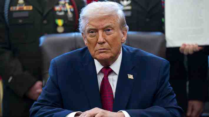 Trump anuncia bloqueo de "buques petroleros sancionados" que ingresen o salgan de Venezuela