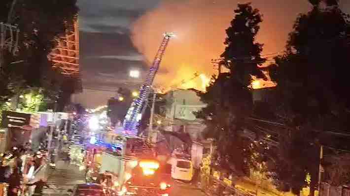 Incendio destruyó locales comerciales ubicados en persa de Estación Central