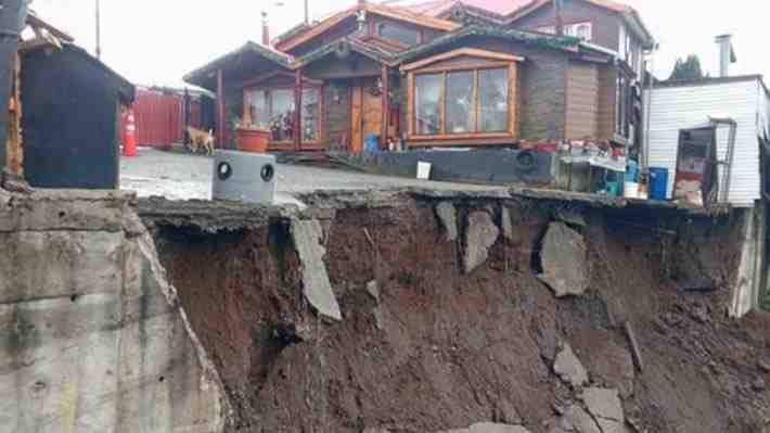 Suspenso por casa en Quellón: Vivienda queda al borde del abismo tras  remoción de masa
