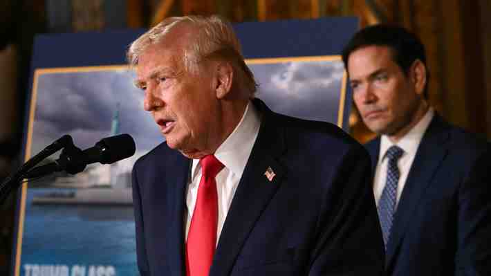 Trump dice que conservarán el petróleo incautado y advierte a Maduro: "Si se hace el duro será la última vez que lo haga"