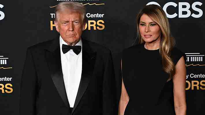 Foto | Con gesto serio y vestidos de negro: La formal postal de Navidad de Donald y Melania Trump