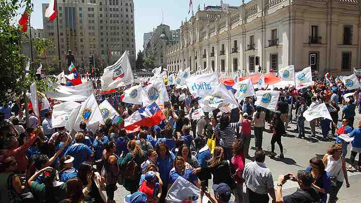 Casi 33 mil funcionarios que ingresaron en el actual Gobierno se verían beneficiados por polémico "amarre": Revisa el detalle