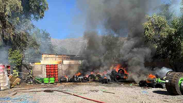 Emiten alerta amarilla para La Florida por incendio forestal que afectó a recinto de acopio de neumáticos