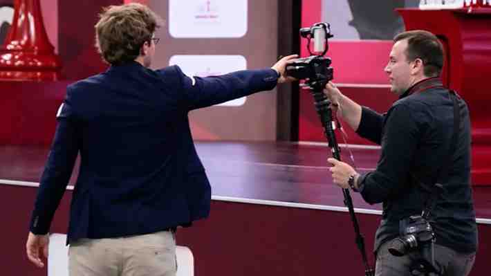 Magnus Carlsen, número uno del mundo en ajedrez, vive momento de furia tras caer en Mundial de Doha