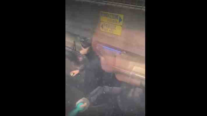 Sujetos encapuchados activaron freno de emergencia en la Línea 2 del Metro para hacer grafitis