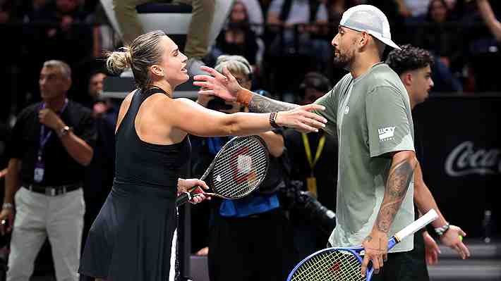 Kyrgios vence a Sabalenka en la "Batalla de los Sexos": Mira la particular cancha en la que se jugó y las críticas que recibió